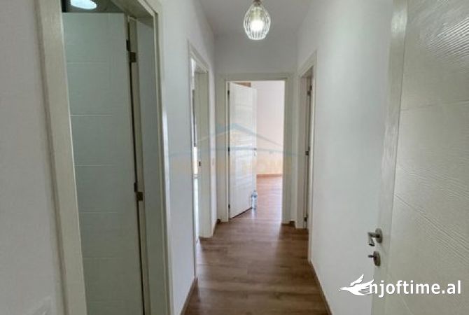 Shtepi ne shitje Apartament ne Tirane, 3+1, Mobilimi E mobiluar, Pagesa 210,000  Euro.