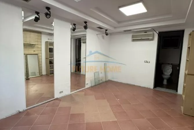 Ambiente Commerciale in Affitto 1+1 a Tirana - 450 Euro