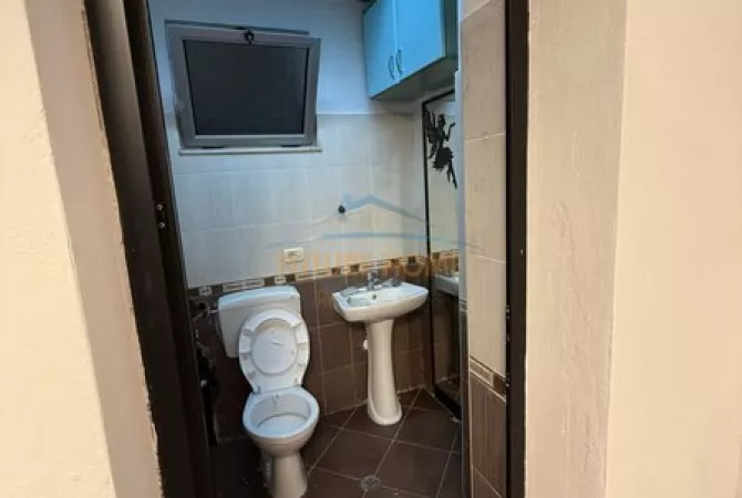 Ambiente Commerciale in Affitto 1+1 a Tirana - 450 Euro