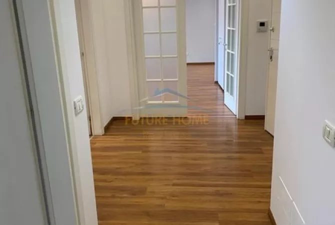 Shtepi ne shitje Apartament ne Tirane, 3+1, Mobilimi Bosh, pa mobiluar, Pagesa 425,000  Euro.
