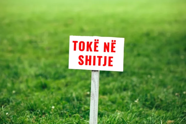 Truall ose Toke ne Tirane - 670,000 Euro