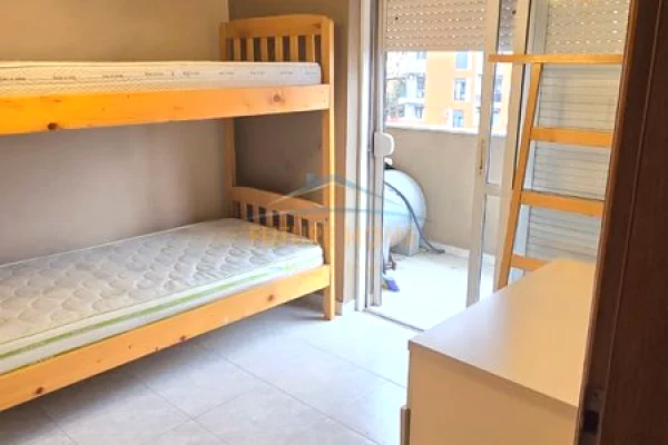 Shtepi ne shitje Apartament ne Tirane, 3+1, Mobilimi E mobiluar, Pagesa 177,000  Euro.