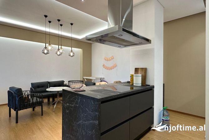 Shtepi me qera Apartament ne Tirane, 2+1, Mobilimi E mobiluar, Pagesa 1,100  Euro.