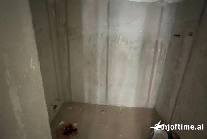 Shtepi ne shitje Apartament ne Tirane, 2+1, Mobilimi Bosh, pa mobiluar, Pagesa 173,500  Euro.