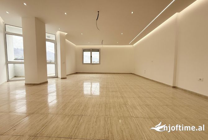Shtepi me qera Apartament ne Tirane, 3+1, Mobilimi Bosh, pa mobiluar, Pagesa 1,700  Euro.