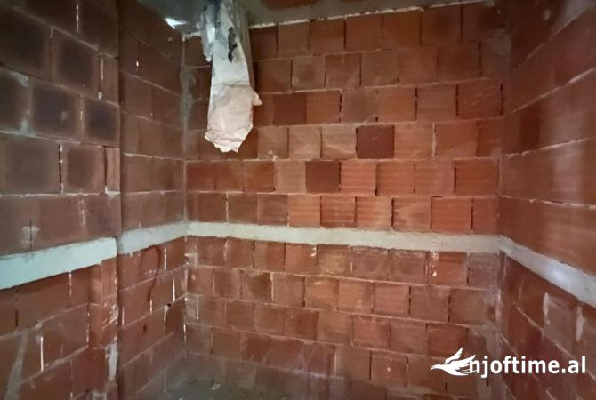 Shtepi ne shitje Apartament ne Tirane, 1+1, Mobilimi Bosh, pa mobiluar, Pagesa 127,000  Euro.