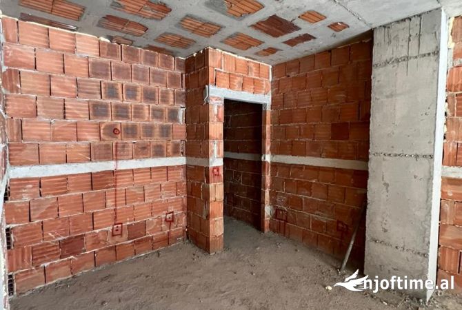 Shtepi ne shitje Apartament ne Tirane, 1+1, Mobilimi Bosh, pa mobiluar, Pagesa 127,000  Euro.