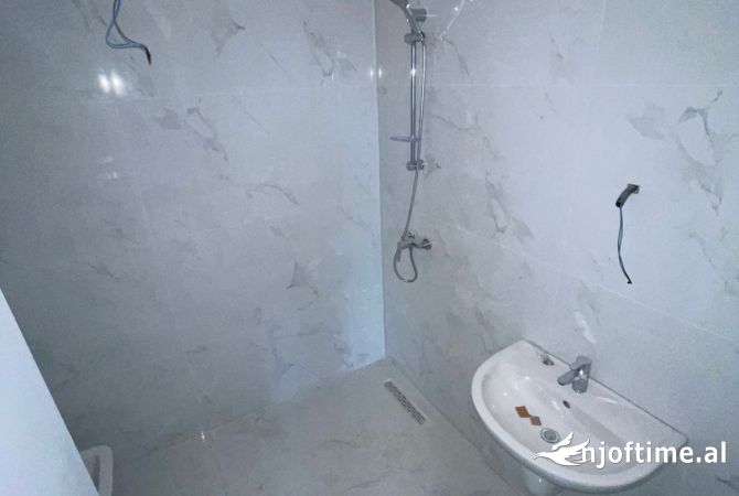 Shtepi ne shitje Apartament ne Tirane, 2+1, Mobilimi Bosh, pa mobiluar, Pagesa 141,500  Euro.