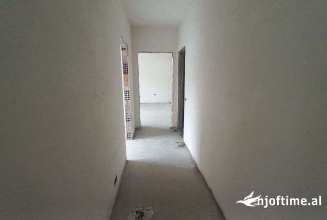 Shtepi ne shitje Apartament ne Tirane, 2+1, Mobilimi Bosh, pa mobiluar, Pagesa 91,350  Euro.