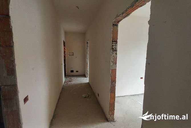 Shtepi ne shitje Apartament ne Tirane, 2+1, Mobilimi Bosh, pa mobiluar, Pagesa 91,350  Euro.
