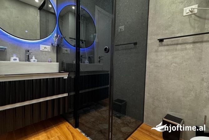 Shtepi ne shitje Apartament ne Tirane, 2+1, Mobilimi Bosh, pa mobiluar, Pagesa 215,000  Euro.