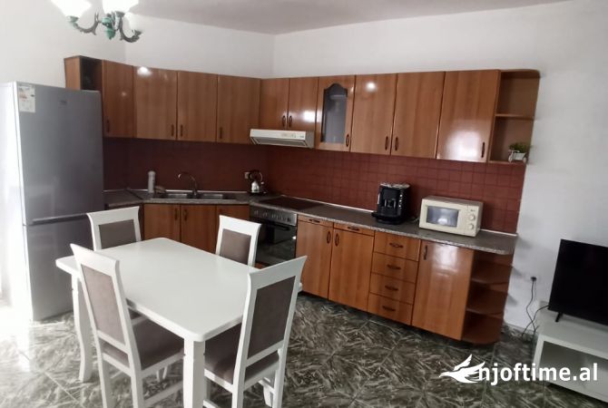 Shtepi me qera Apartament ne Tirane, 2+1, Mobilimi E mobiluar, Pagesa 500  Euro.