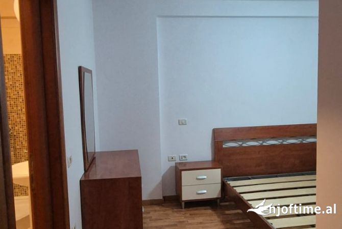 Shtepi me qera Apartament ne Tirane, 3+1, Mobilimi Pjeserisht e mobiluar, Pagesa 1,100  Euro.