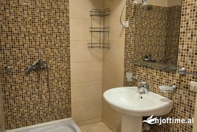 Shtepi me qera Apartament ne Tirane, 3+1, Mobilimi Pjeserisht e mobiluar, Pagesa 1,100  Euro.