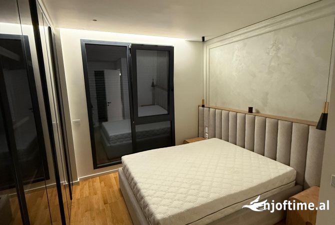 Shtepi me qera Apartament ne Tirane, 3+1, Mobilimi E mobiluar, Pagesa 2,000  Euro.