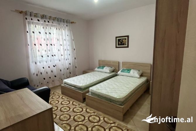Shtepi me qera Apartament ne Tirane, 2+1, Mobilimi E mobiluar, Pagesa 450  Euro.