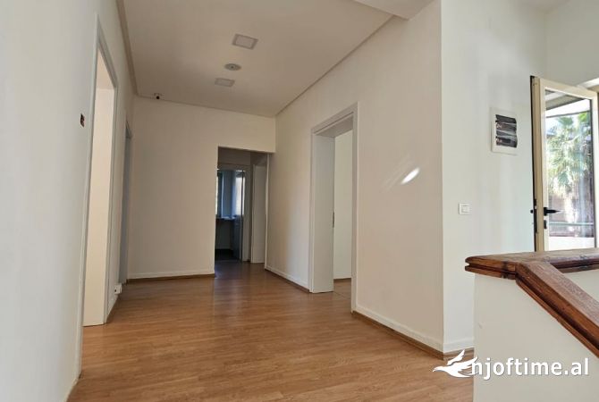 Shtepi me qera Apartament ne Tirane, 3+1, Mobilimi Bosh, pa mobiluar, Pagesa 1,500  Euro.