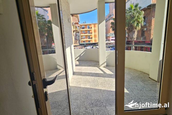 Shtepi me qera Apartament ne Tirane, 3+1, Mobilimi Bosh, pa mobiluar, Pagesa 1,500  Euro.