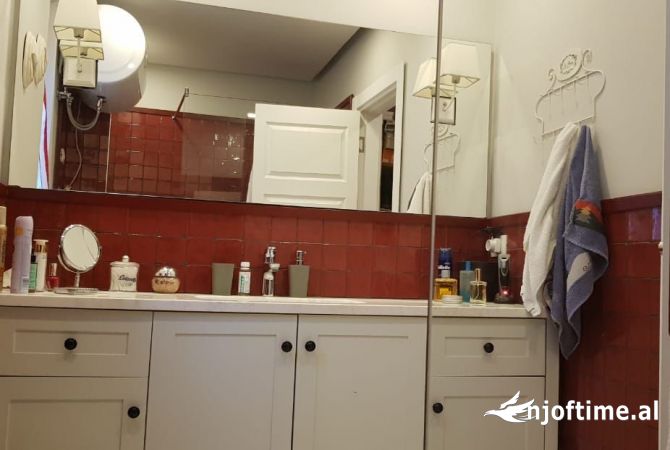 Shtepi me qera Apartament ne Tirane, 3+1, Mobilimi E mobiluar, Pagesa 1,100  Euro.