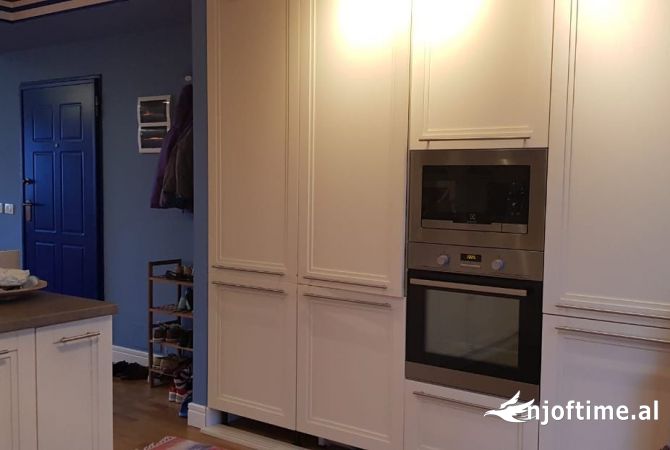 Shtepi me qera Apartament ne Tirane, 3+1, Mobilimi E mobiluar, Pagesa 1,100  Euro.