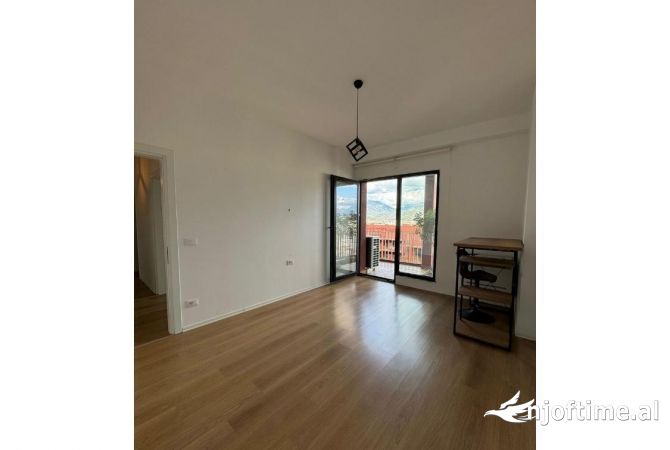 Shtepi ne shitje Apartament ne Tirane, 3+1, Mobilimi Bosh, pa mobiluar, Pagesa 400,000  Euro.