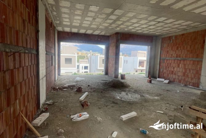 Shtepi ne shitje Vila Luksoze ne Tirane, 4+1, Mobilimi Bosh, pa mobiluar, Pagesa 539,900  Euro.