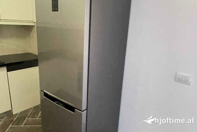 Jepet ambjent zyra me qera Myslym Shyri