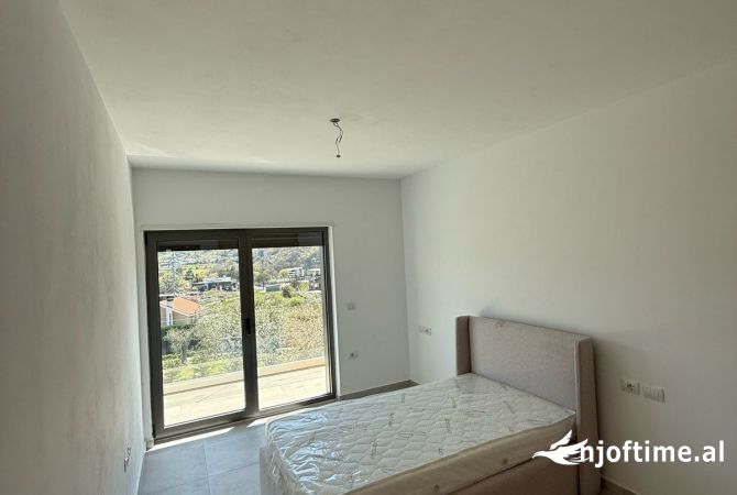 Shtepi me qera Vila Luksoze ne Tirane, 3+1, Mobilimi Pjeserisht e mobiluar, Pagesa 1,999  Euro.