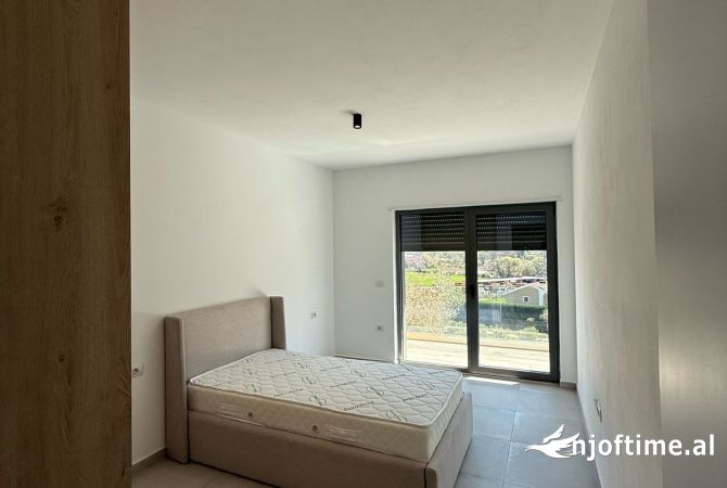 Shtepi me qera Vila Luksoze ne Tirane, 3+1, Mobilimi Pjeserisht e mobiluar, Pagesa 1,999  Euro.