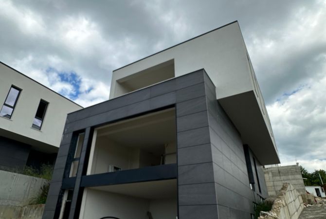 Shtepi ne shitje Apartament ne Tirane, 3+1, Mobilimi Pjeserisht e mobiluar, Pagesa 580,000  Euro.