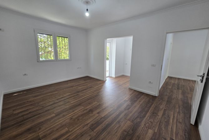 Shtepi ne shitje Apartament ne Tirane, 1+1, Mobilimi Bosh, pa mobiluar, Pagesa 122,000  Euro.