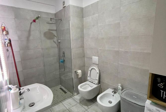 Shtepi ne shitje Apartament ne Tirane, 1+1, Mobilimi E mobiluar, Pagesa 150,000  Euro.