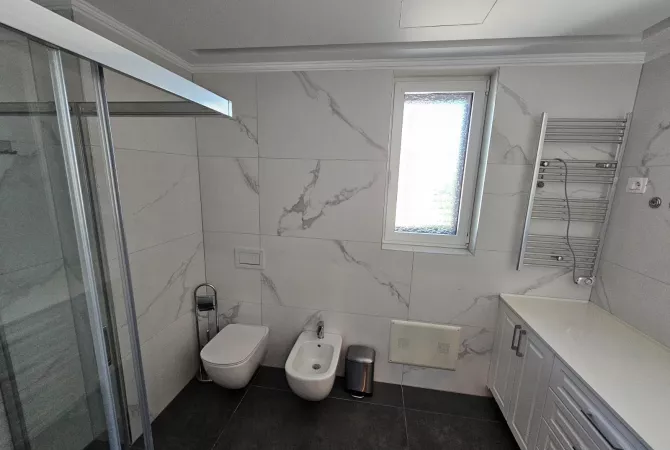 Shtepi me qera Vila Luksoze ne Tirane, 5+1, Mobilimi Pjeserisht e mobiluar, Pagesa 5,000  Euro.