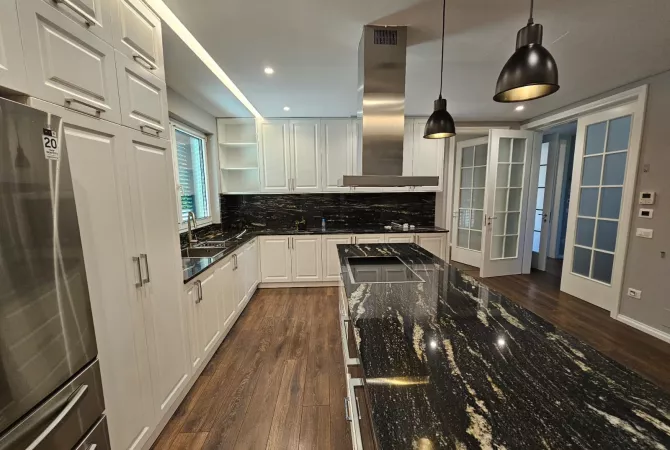 Shtepi me qera Vila Luksoze ne Tirane, 5+1, Mobilimi Pjeserisht e mobiluar, Pagesa 5,000  Euro.