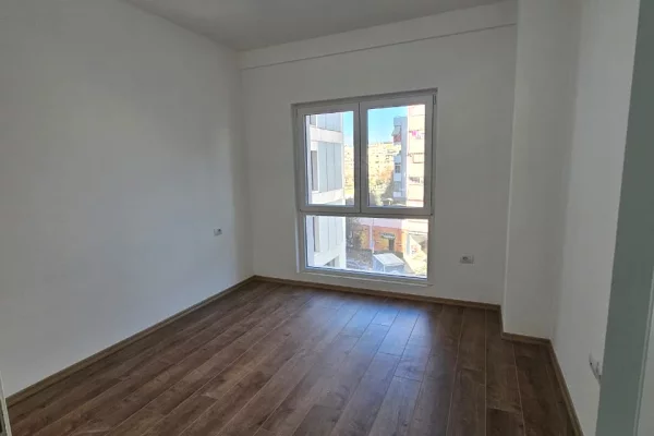 Jepet ambient zyre me qira – Zogu i Zi 🏢✨