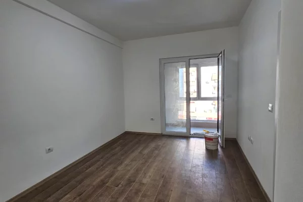 Ambient biznesi me qera 3+1 ne Tirane - 600 Euro