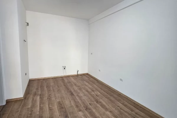 Ambient biznesi me qera 3+1 ne Tirane - 600 Euro