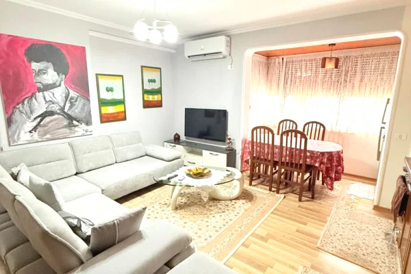 Shtepi me qera Apartament ne Tirane, 2+1, Mobilimi E mobiluar, Pagesa 650  Euro.