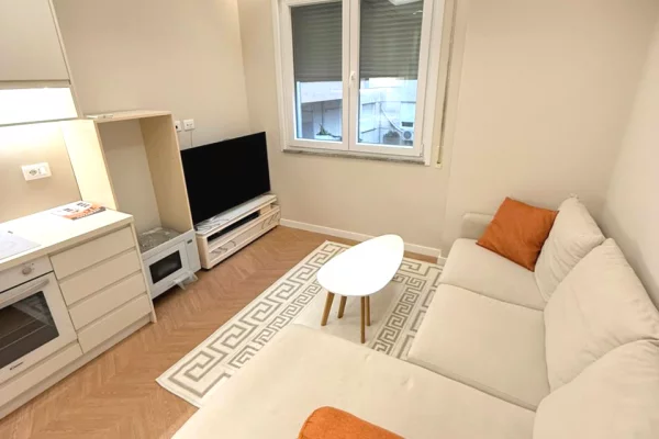Shtepi me qera Apartament ne Tirane, 2+1, Mobilimi E mobiluar, Pagesa 1,100  Euro.