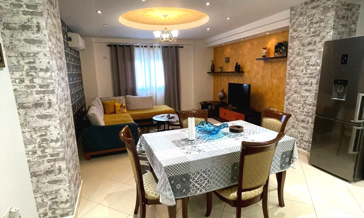 Shtepi me qera Apartament ne Tirane, 2+1, Mobilimi E mobiluar, Pagesa 1,000  Euro.