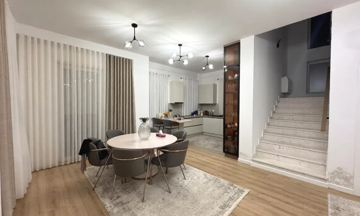 Shtepi me qera Vila Luksoze ne Tirane, 4+1, Mobilimi E mobiluar, Pagesa 2,500  Euro.