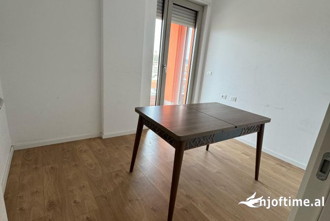 Shtepi me qera Apartament ne Tirane, 3+1, Mobilimi Bosh, pa mobiluar, Pagesa 1,200  Euro.