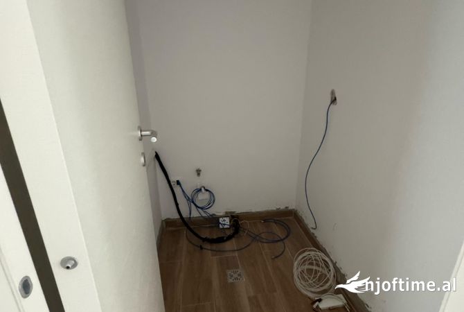 Shtepi me qera Apartament ne Tirane, 3+1, Mobilimi Bosh, pa mobiluar, Pagesa 1,200  Euro.