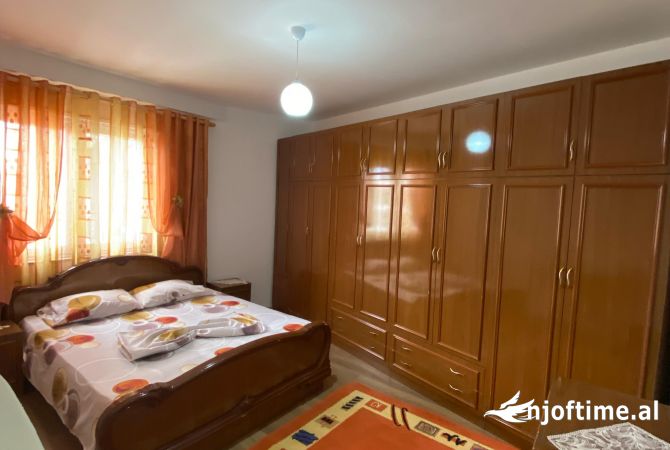 Shtepi ne shitje Apartament ne Tirane, 2+1, Mobilimi E mobiluar, Pagesa 125,000  Euro.