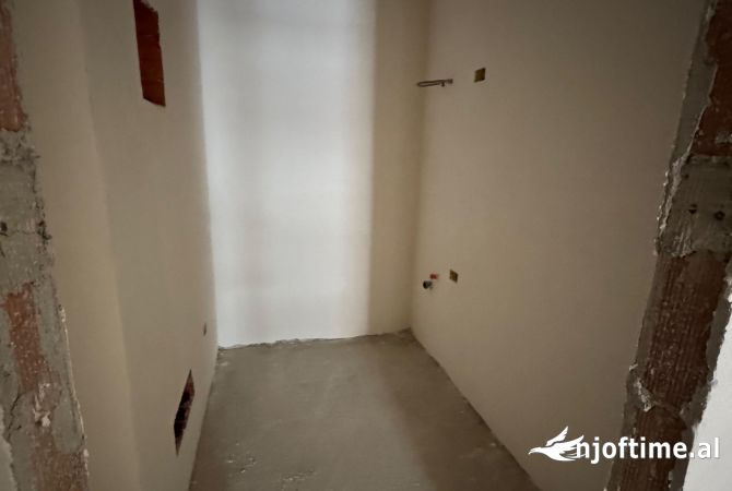 Shtepi ne shitje Apartament ne Tirane, 2+1, Mobilimi Bosh, pa mobiluar, Pagesa 192,500  Euro.