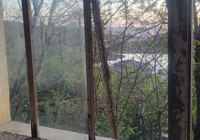 Truall ose Toke ne Tirane - 100,000 Euro
