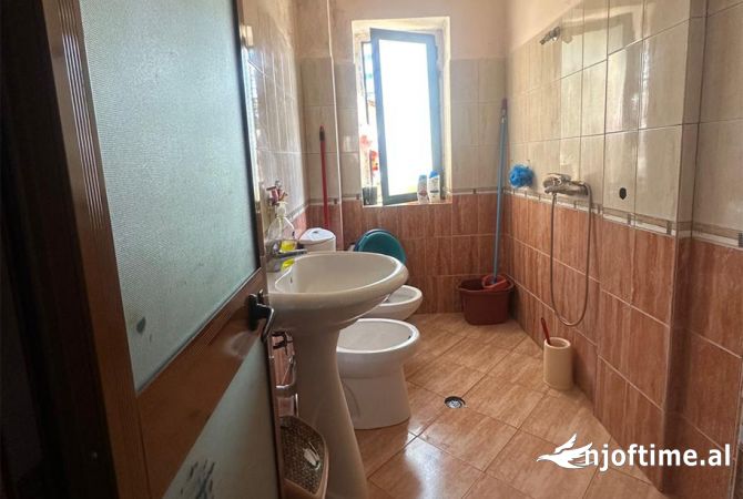 Shtepi ne shitje Apartament ne Tirane, 2+1, Mobilimi E mobiluar, Pagesa 1,250,000  Euro.