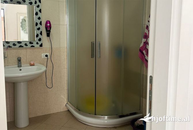 Shtepi ne shitje Apartament ne Tirane, 2+1, Mobilimi E mobiluar, Pagesa 1,200,000  Euro.