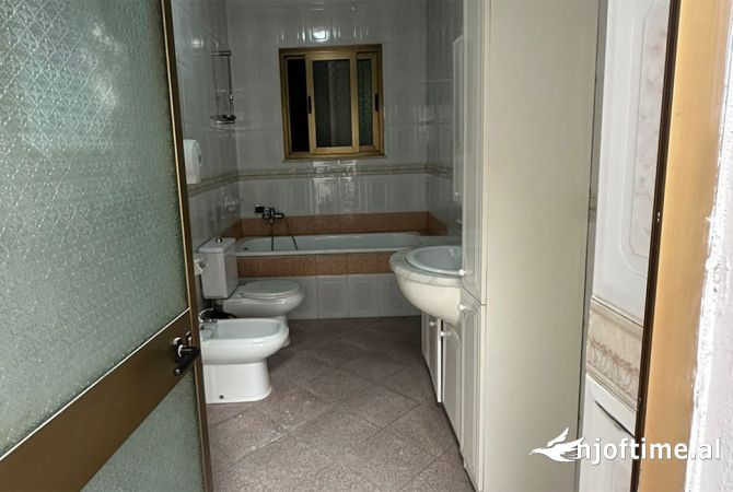 Shtepi me qera Shtepi Private ne Tirane, 7+1, Mobilimi Pjeserisht e mobiluar, Pagesa 1,500  Euro.