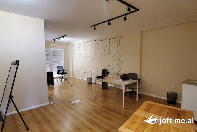 Ambient biznesi me qera 3+1 ne Tirane - 1,000 Euro
